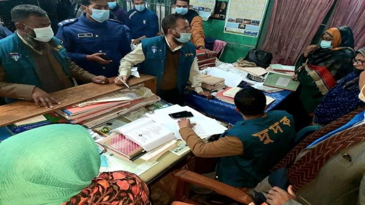 দৌলতপুর সাব-রেজিস্ট্রি অফিসে দুদকের অভিযানে ঘুষের টাকা উদ্ধার