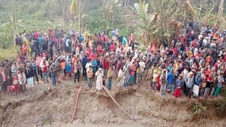 লঞ্চে আগুন: নদীর পাড়ে স্বজনদের আহাজারি
