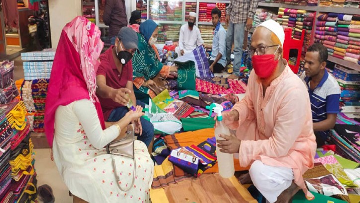 বেনাপোলে জমজমাট ঈদের কেনাকাটা-বাড়ছে ভারতীয় বস্ত্রের চাহিদা