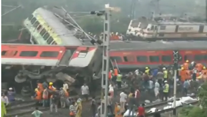 ভারতে ভয়াবহ ট্রেন দুর্ঘটনায় নিহত বেড়ে ২৩৩