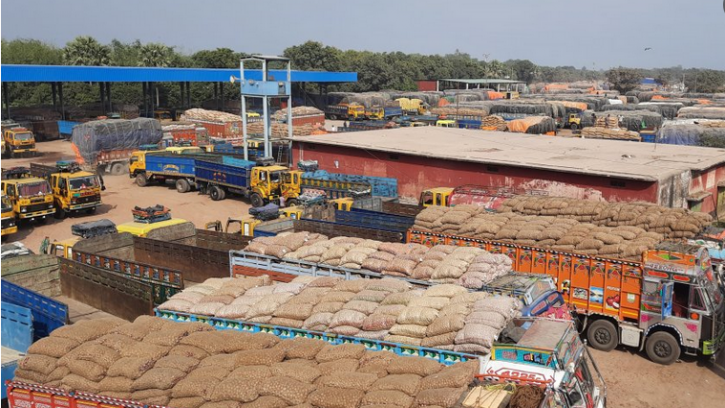 সোনামসজিদ স্থলবন্দরে দুদিনে এসেছে ৩৮৪২ মেট্রিক টন পেঁয়াজ 