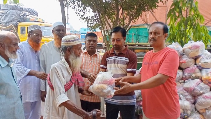 বেনাপোলে রিপোটার্স সমিতির ঈদ সামগ্রী বিতরণ