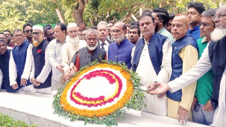 টুঙ্গিপাড়ায় বঙ্গবন্ধুর সমাধিতে মন্ত্রী শ ম রেজাউল করিমের শ্রদ্ধা