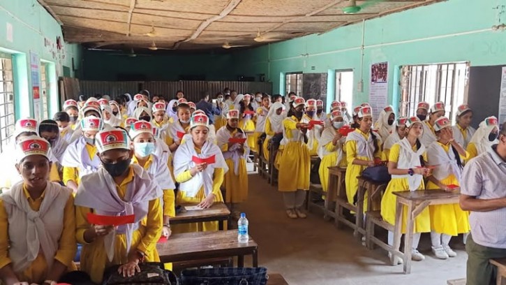 নোয়াখালীতে বাল্যবিয়ে প্রতিরোধে দুই শতাধিক স্কুলছাত্রীর শপথ