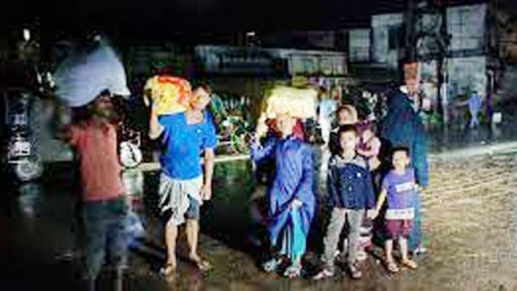 কক্সবাজারে আশ্রয় কেন্দ্রে ছুটছে মানুষ