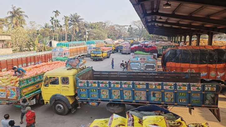 বেনাপোল বন্দরে বেড়েছে ফল ও ছোলা আমদানি