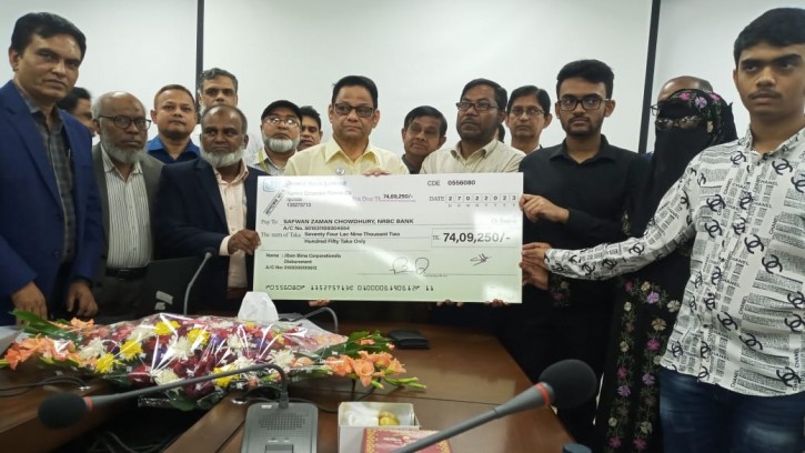 জীবন বীমার প্রায় দেড় কোটি টাকা পেল মৃত ছাদেকুজ্জামান চৌধুরীর পরিবার 