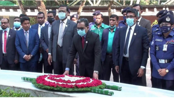 বঙ্গবন্ধুর সমাধিতে প্রধান বিচারপতির শ্রদ্ধা