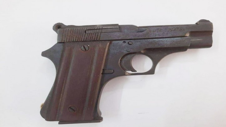 বেনাপোলে বালিশের নীচে বিদেশী পিস্তল