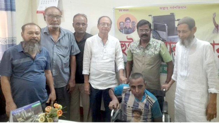 গাইবান্ধায় বঙ্গবন্ধু ফাউন্ডেশনের হুইল চেয়ার বিতরণ
