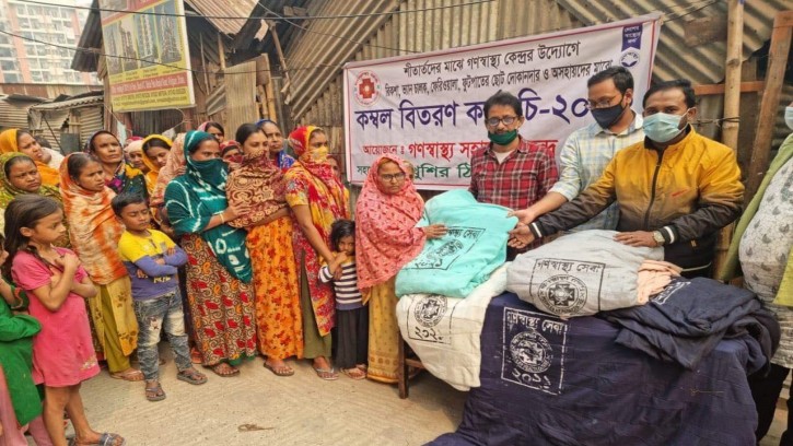 রাজধানীতে গণস্বাস্থ্য কেন্দ্রের কম্বল বিতরণ