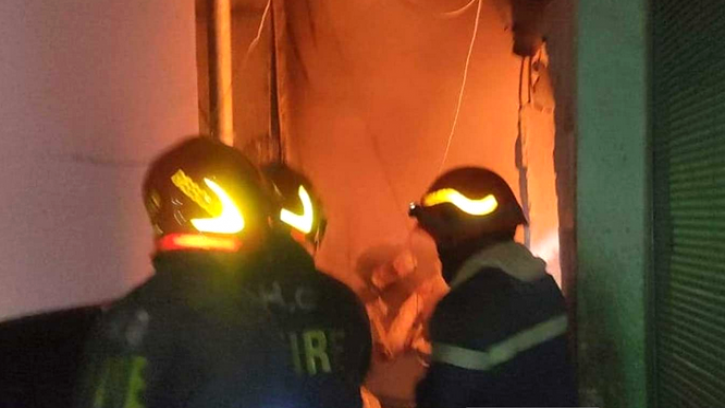 পুরান ঢাকায় গ্যাস বিস্ফোরণে হেলে পড়েছে ৫ তলা ভবন